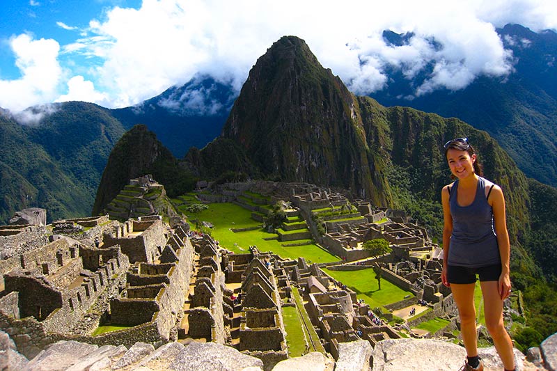 Joven turista visitando Machu Picchu