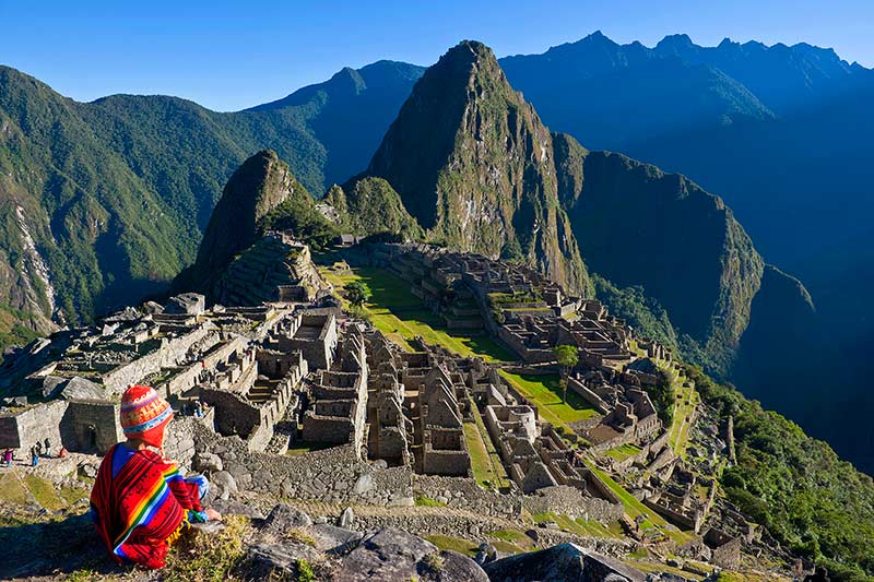 Niño observando la ciudadela Inca de Machu Picchu