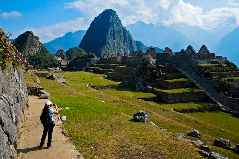 Turista sacando foto en Machu Picchu en la parte inferior