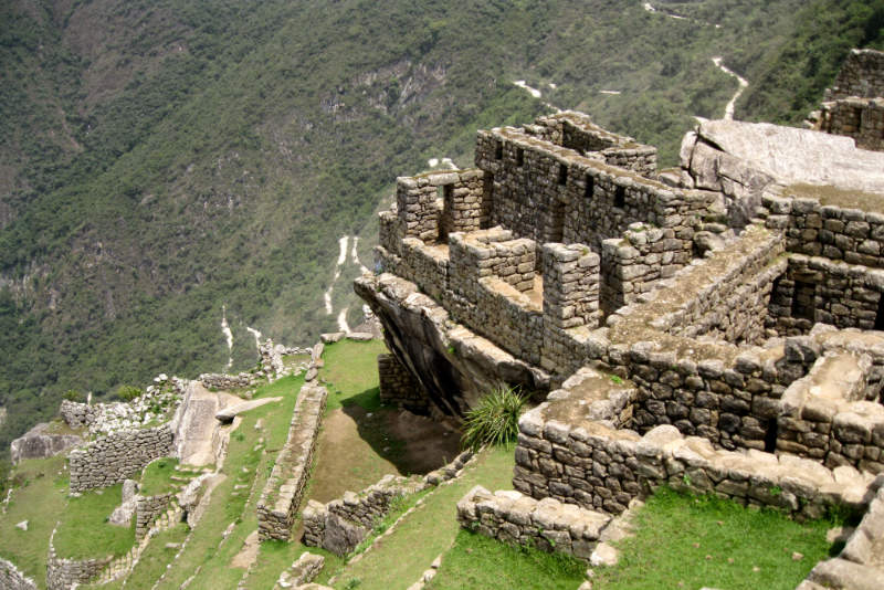 Construcciones en la cima de la montaña Huayna Picchu