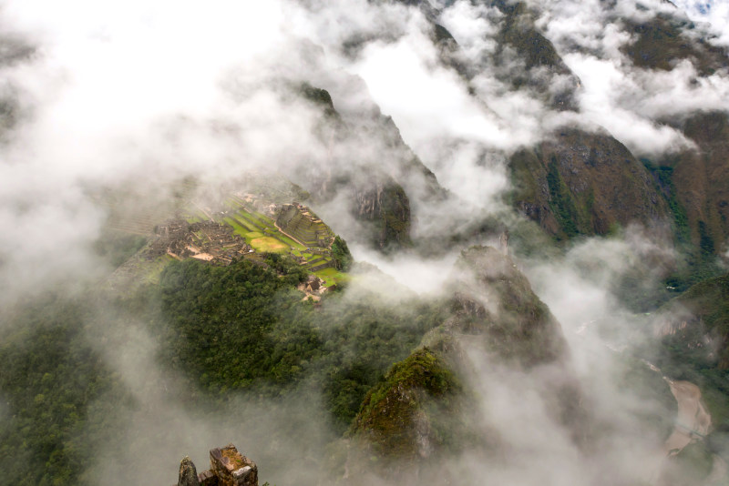 Un día nublado en la cima de la montaña Huayna Picchu