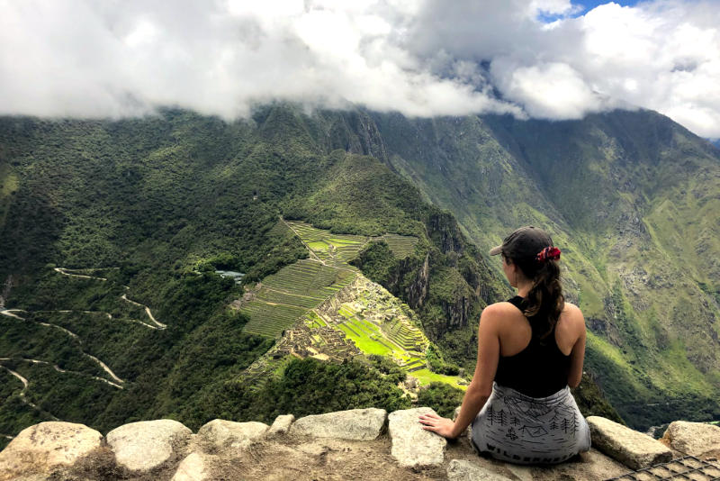 Joven disfrutando de las increíbles vistas desde la cima del Huayna Picchu