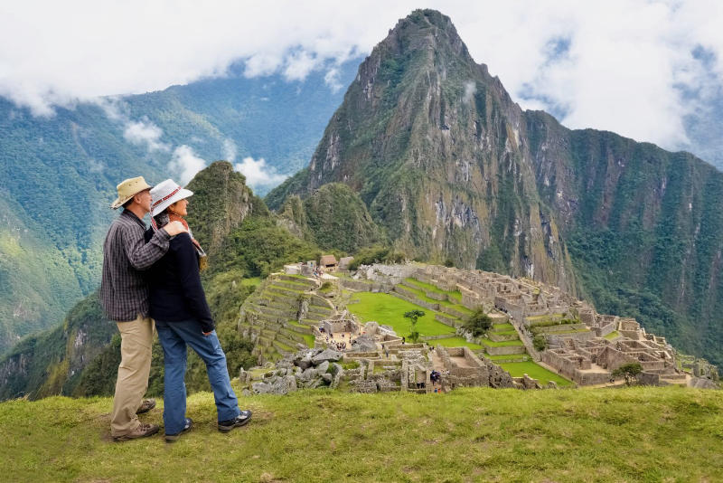 Observando las impresionantes ruinas de Machu Picchu