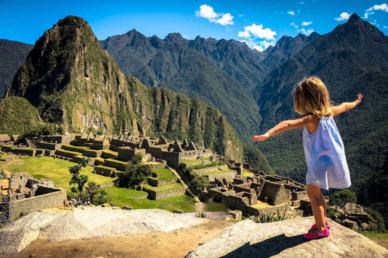 Niña en la ciudadela Inca de Machu Picchu