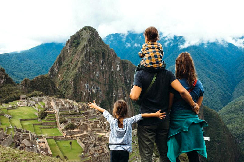 Padres e hijos disfrutando de la maravilla del mundo