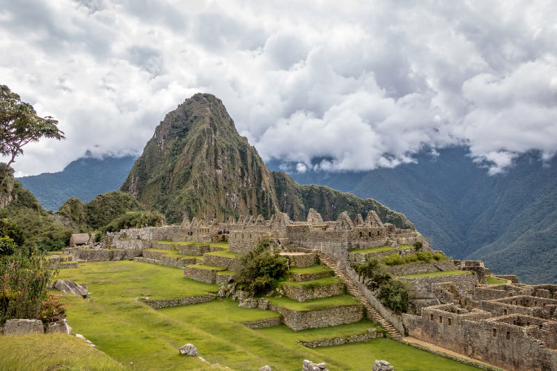 Ruinas de Machu Picchu y al fondo la Montaña Huayna Picchu