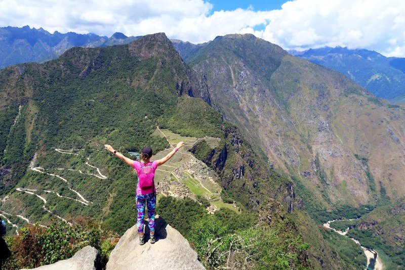 Turista en la cima del Huayna Picchu