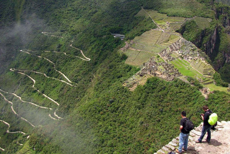 Turistas observando Machu Picchu desde la cima del Huayna Picchu