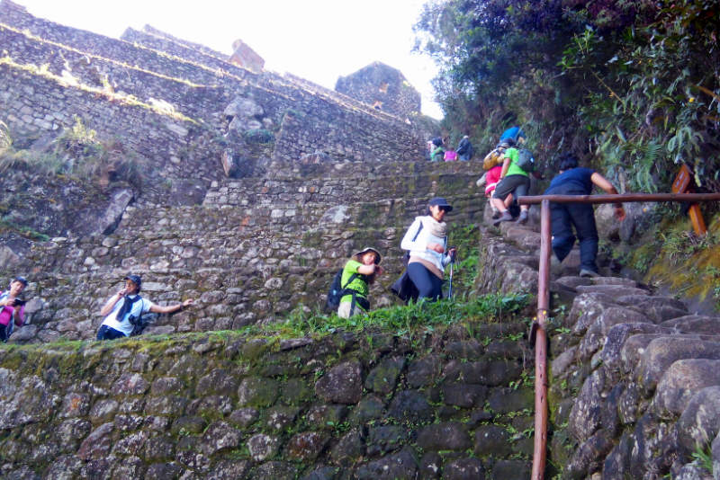 Turistas subiendo al Huayna Picchu