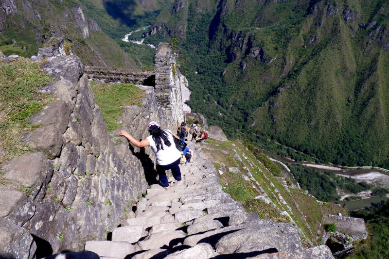 Visitantes descendiendo por escalera de la muerte