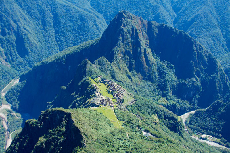 Vista a la ciudadela inca de Machu Picchu