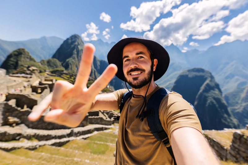 Turista disfrutando de la maravilla del mundo