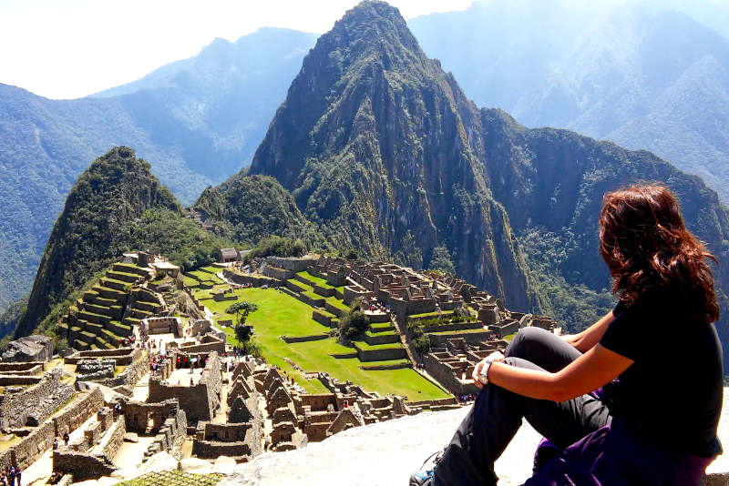 Turista observando Machu Picchu desde la Casa del Guardián