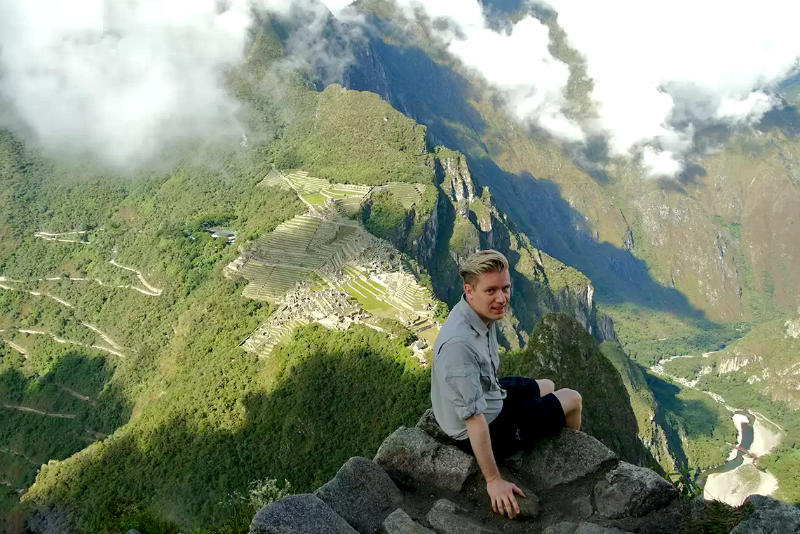 Turista en la cima de la Montaña Huayna Picchu