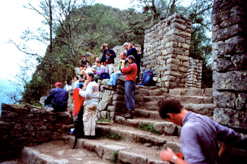 Turistas en el Intipunku esperando el amanecer