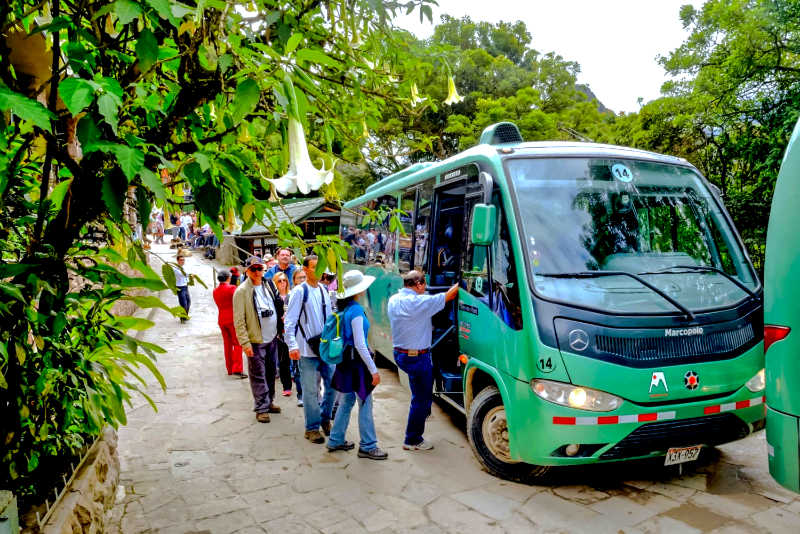 Abordando el bus ecológico en Machu Picchu