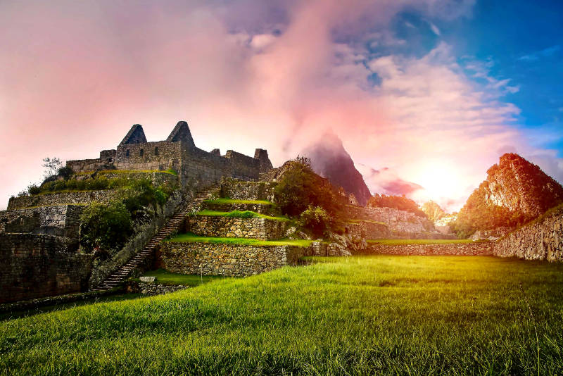 Increíble atardecer en la ciudadela Inca de Machu Picchu