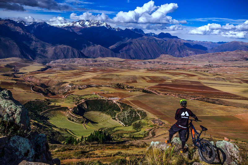 Turista observando los andenes circulares de Moray