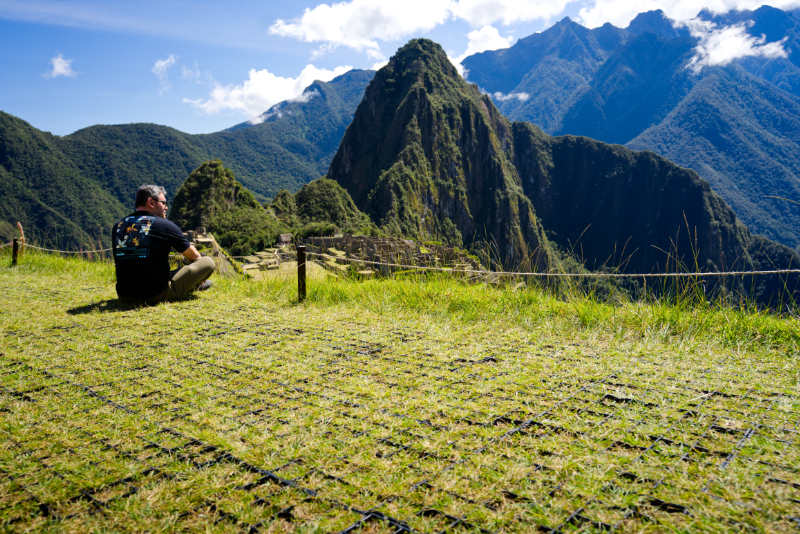 Turista sentado observando la Ciudadela Inca