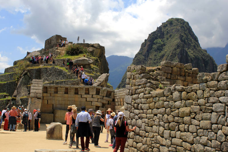Turistas en el Templo principal de Machu Picchu