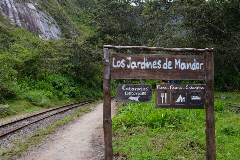 Señalización a los jardines de Mandor