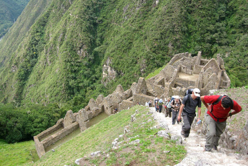 Subiendo por las escalinatas de piedra - Camino Inca