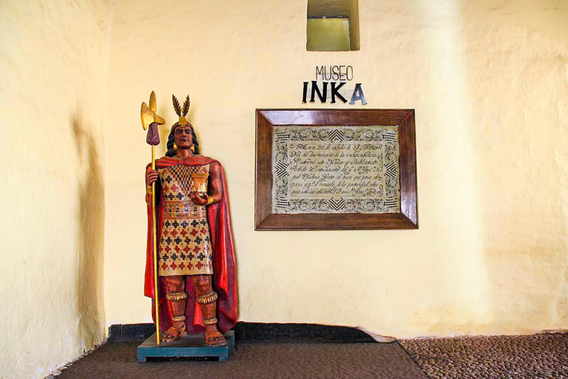 Estatua de Inca en la entrada del Museo Inka