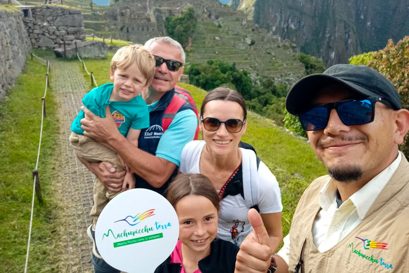 Recorriendo Machu Picchu con un guía profesional