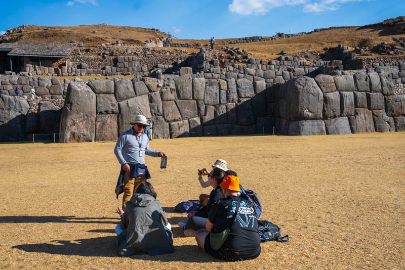 Guía explicando sobre el sitio arqueológico de Sacsayhuaman