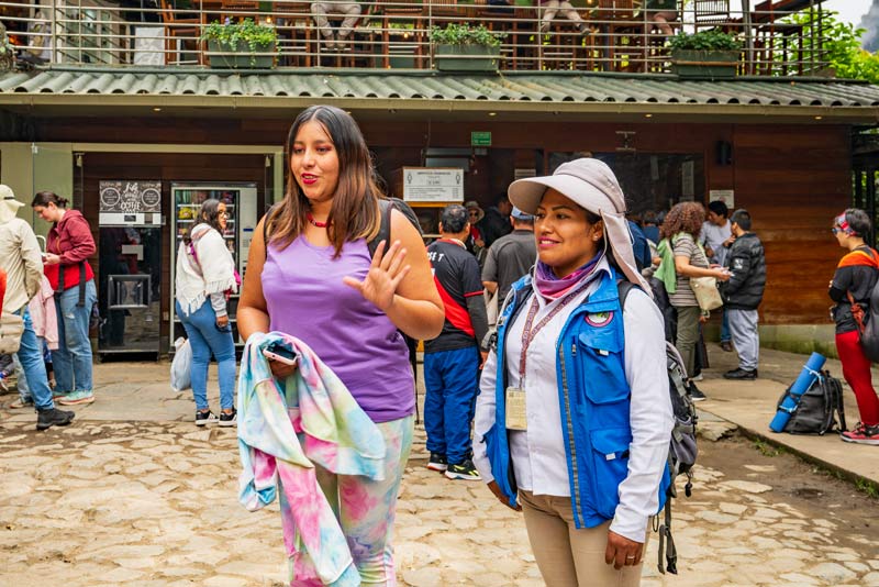 Guía oficial de turismo en la entrada a la Maravilla del Mundo