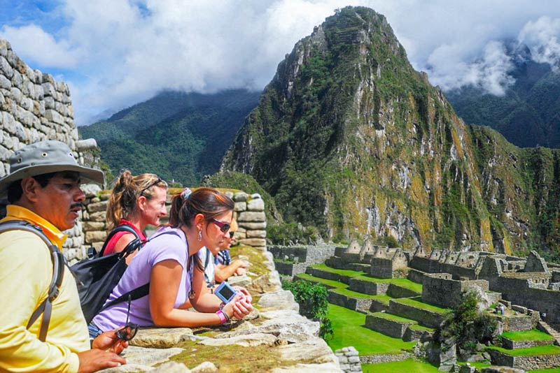Guía explicando en Machu Picchu