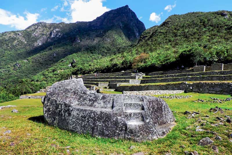 La Roca funeraria de Machu Picchu, al fondo la Montaña Machu Picchu