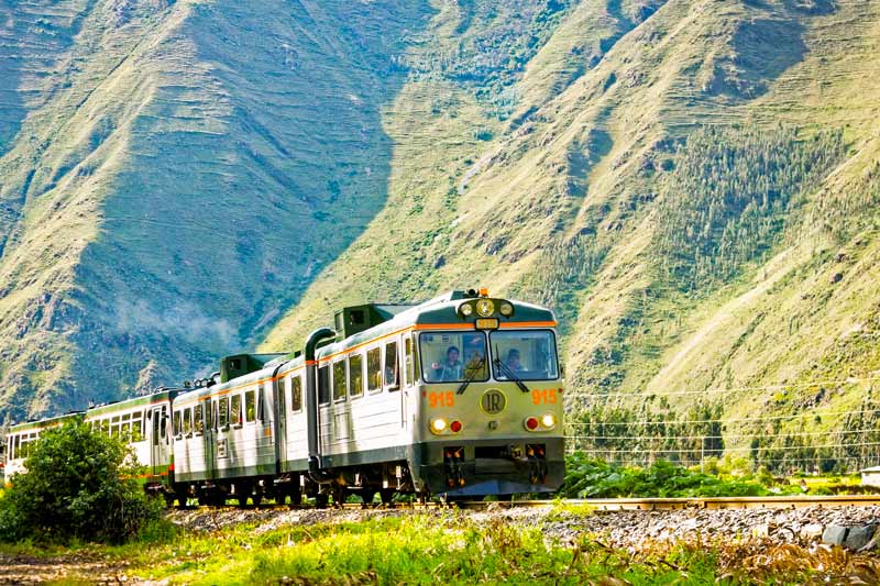Tren de la empresa Inca Rail rumbo a Machu Picchu pueblo