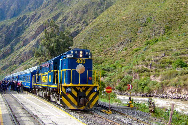 Turistas en la estación de trenes de Ollantaytambo