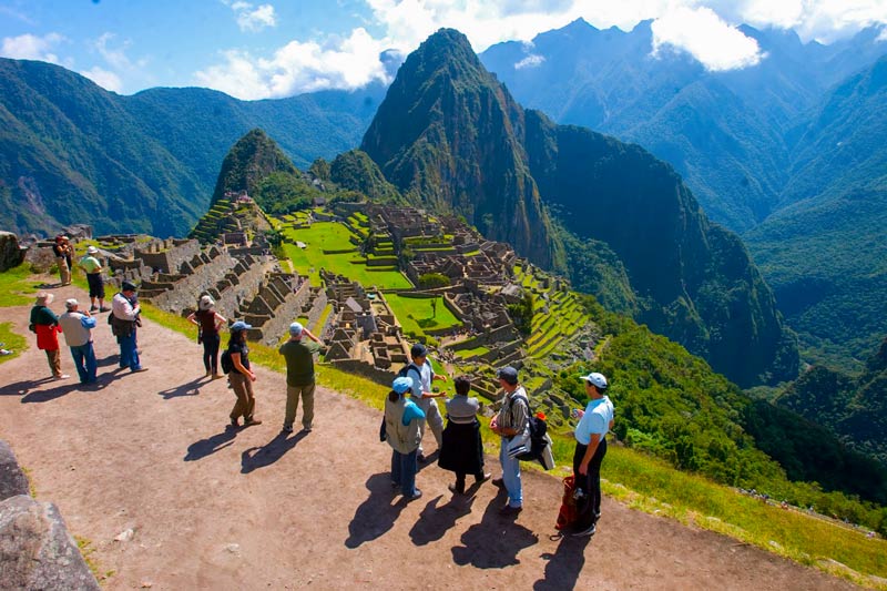 Turistas observando la ciudadela Inca
