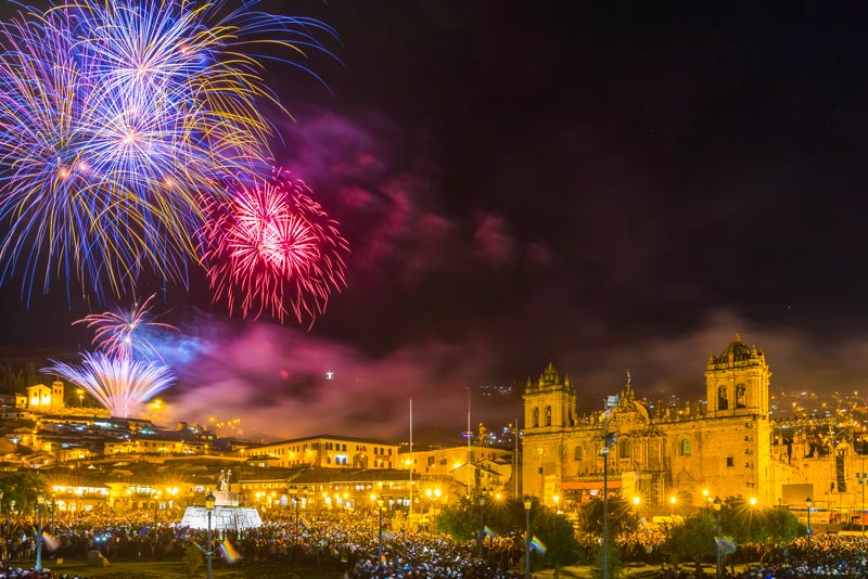 Fuegos artificiales en la Plaza de Armas de Cusco