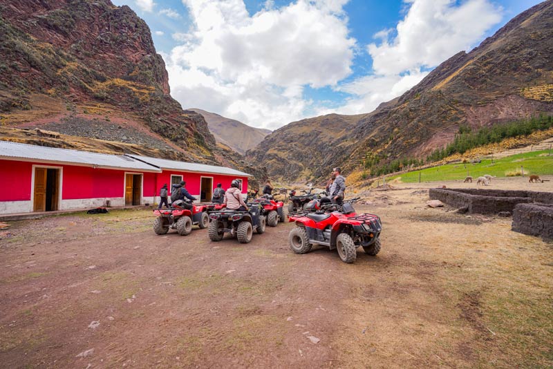 Turistas antes de iniciar el recorrido hacia la Montaña de Colores