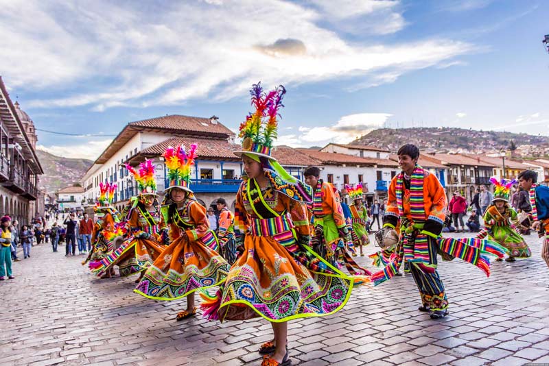 Pasacalle de danzas en la Plaza de Armas