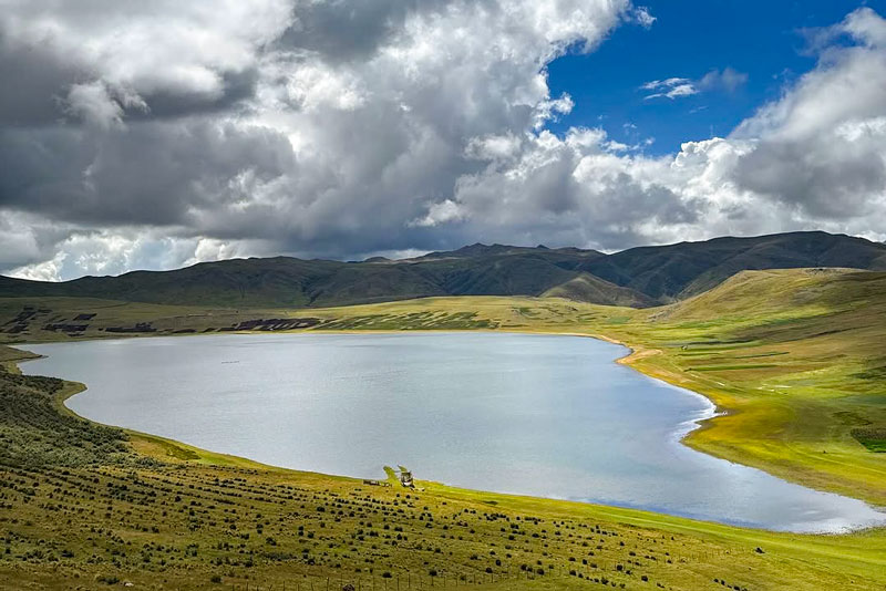 Vista completa de la Laguna Qoricocha