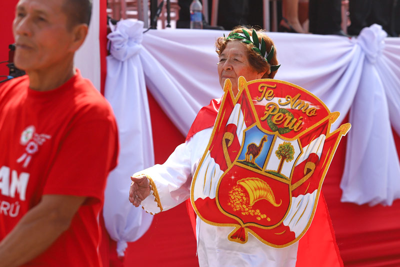 Madre patria en la gran parada militar por fiestas patrias