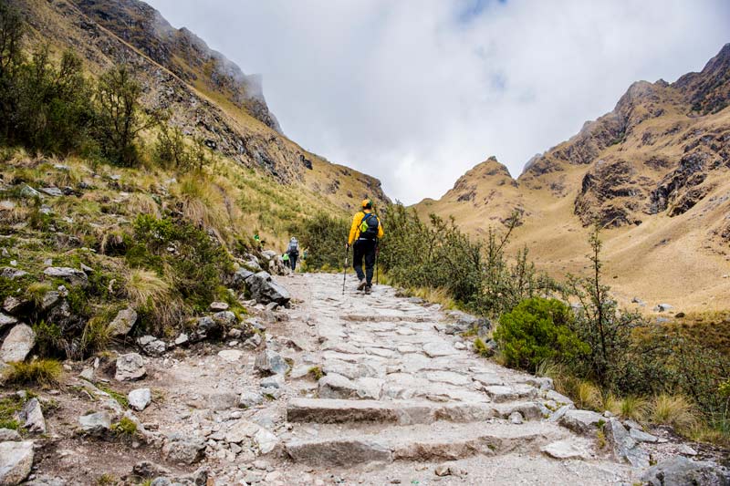 Turista recorriendo el Camino Inca a Machu Picchu