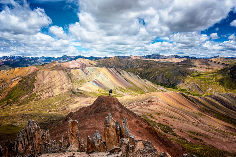 Observando la montaña de colores desde el bosque de piedras de Palccoyo