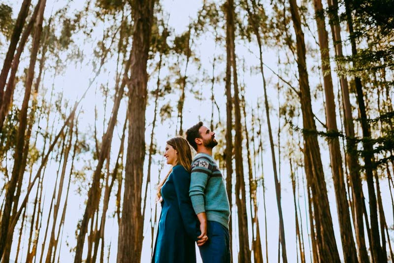 Una pareja disfrutando de la tranquilidad del bosque de Qenqo