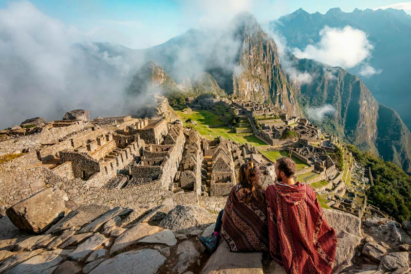 Pareja de turistas en Machu Picchu