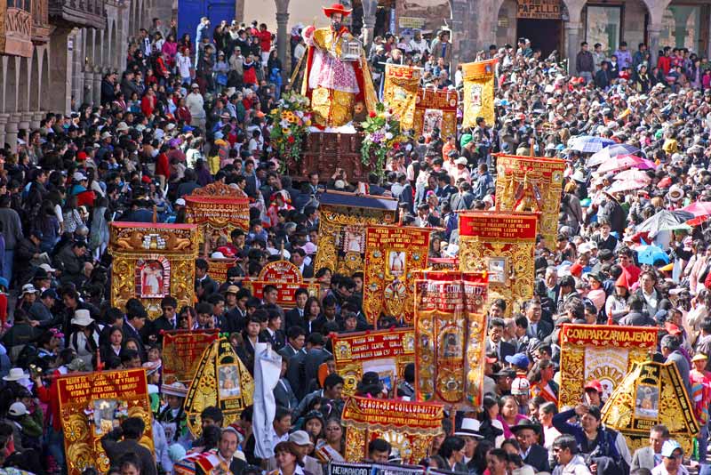 Pasacalle Corpus Christi en Cusco