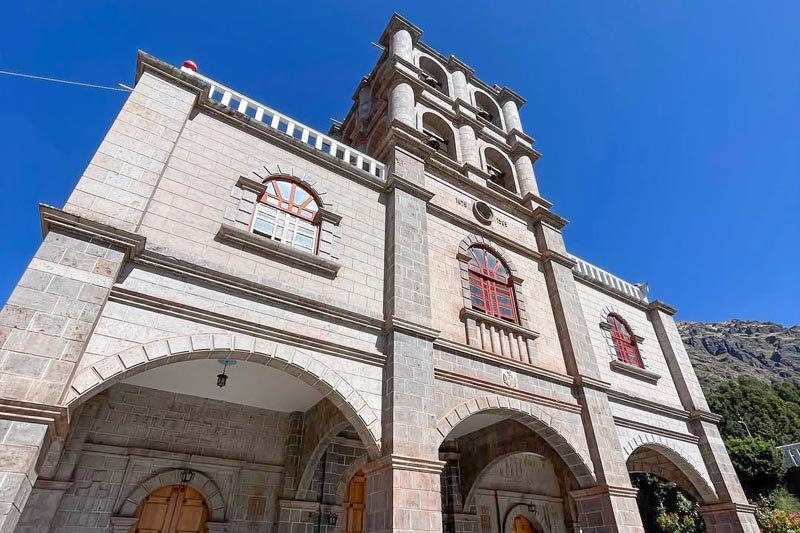 Foto de tallado de la construcción del santuario