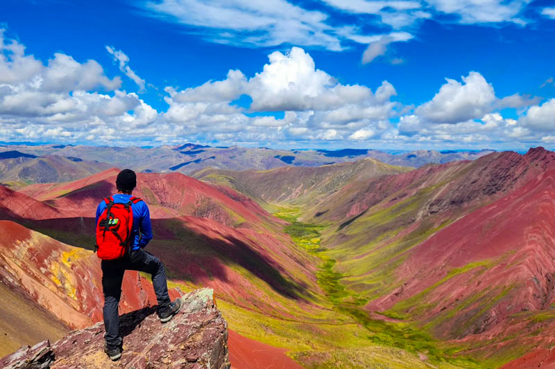 Turista observando el paisaje en el Valle rojo