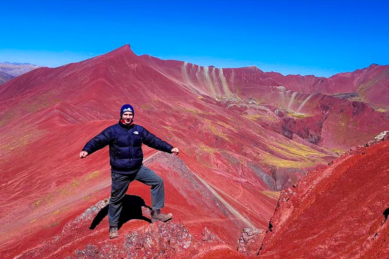 Turista explorando las montañas en el Valle rojo