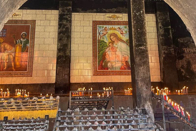 Velas encendidas al costado del santuario