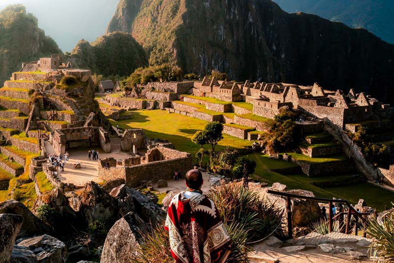 Observando las construcciones de la Ciudadela Inca